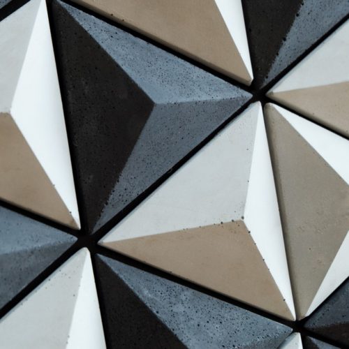 Mozaika z betonu architektonicznego- trójkąty piramidki. Czarne i jasne szare.